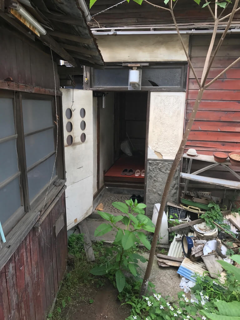 成田東　ゴミの家　再建築不可の家　玄関入り口